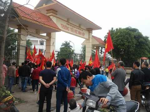 Cảnh học sinh ở xã Ninh Hiệp tập trung phản đối xây trung tâm thương mại sáng 23/12 Cảnh học sinh ở xã Ninh Hiệp tập trung phản đối xây trung tâm thương mại sáng 23/12