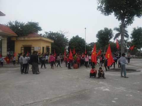 Đến hơn 11 giờ trưa, đám đông tạm giải tán về ăn cơm Đến hơn 11 giờ trưa, đám đông tạm giải tán về ăn cơm