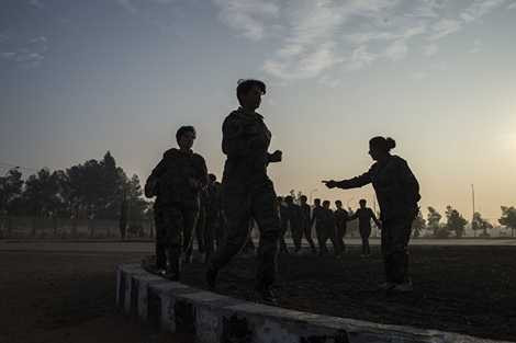 Nữ binh sỹ tập luyện tại trung tâm ở Damascus