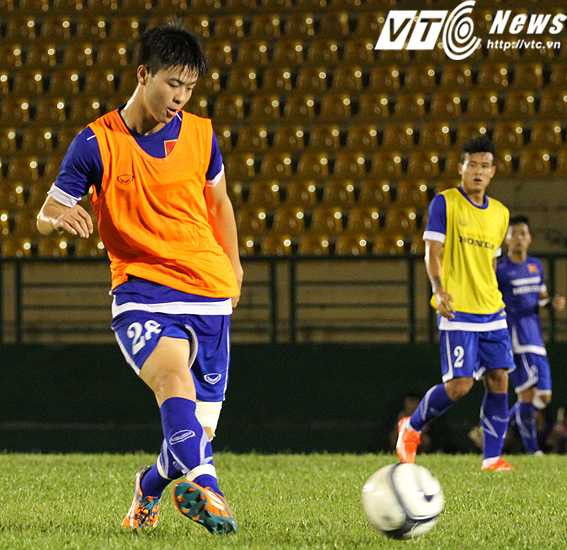 Đỗ Duy Mạnh (áo cam) chắc một suất ở trung tâm hàng tiền vệ U23 Việt Nam (ảnh: Hoàng Tùng)