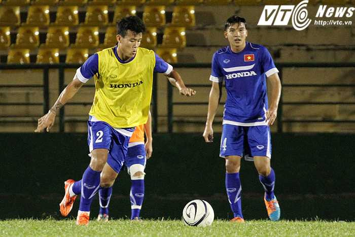 HLV Miura đang thử nghiệm hậu vệ phải Thanh Hiền (áo vàng) và trung vệ Duy Khánh ở trung tâm hàng tiền vệ (ảnh: Hoàng Tùng)