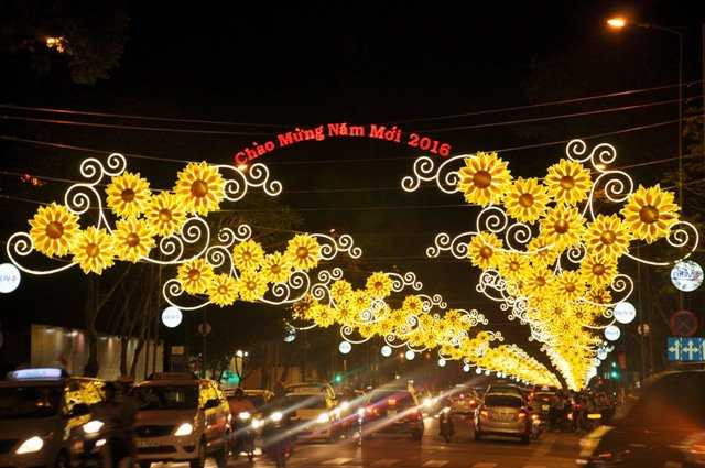 Người Sài Gòn háo hức xuống phố đón Noel sớm