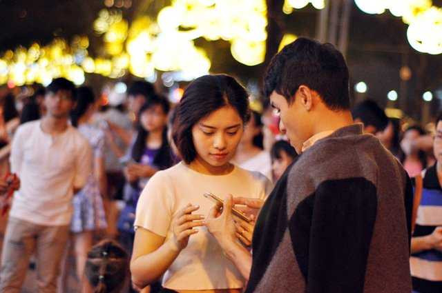 Đôi nam nữ cùng nhau xem lại những khoảnh khắc đẹp.