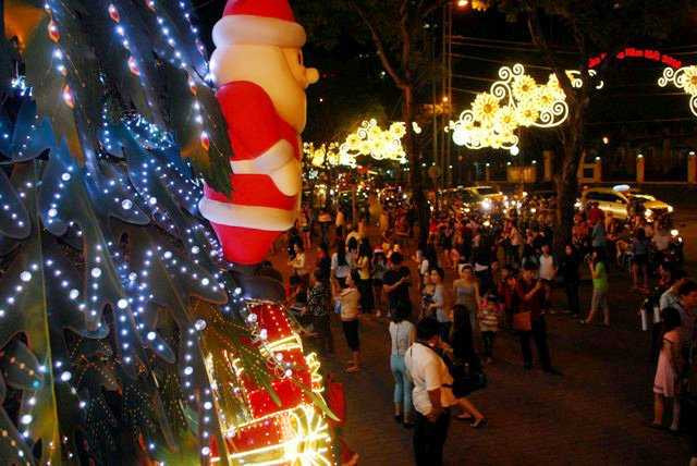 Càng về tối, lượng người đổ dồn về đây càng đông.