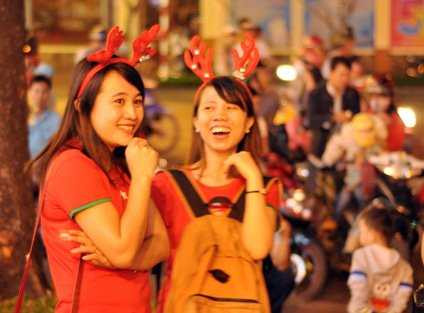  Hai cô gái cười tươi khi tham quan đường phố về đêm.