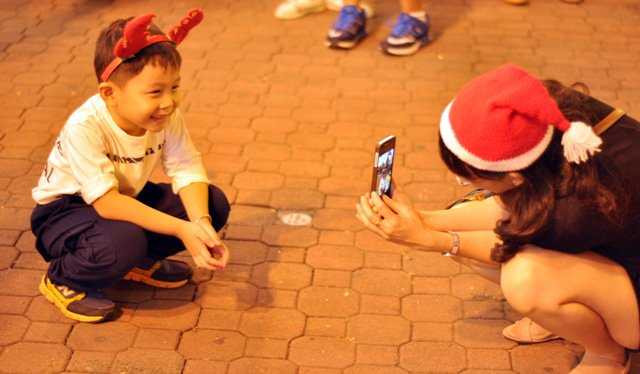 Người Sài Gòn háo hức xuống phố đón Noel sớm