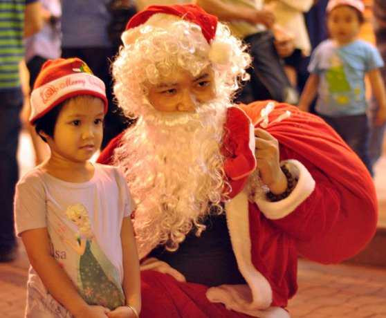 Những em nhỏ được bố mẹ dẫn đi cũng được ghi lại những khoảnh khắc đẹp nhân dịp Giáng sinh về.