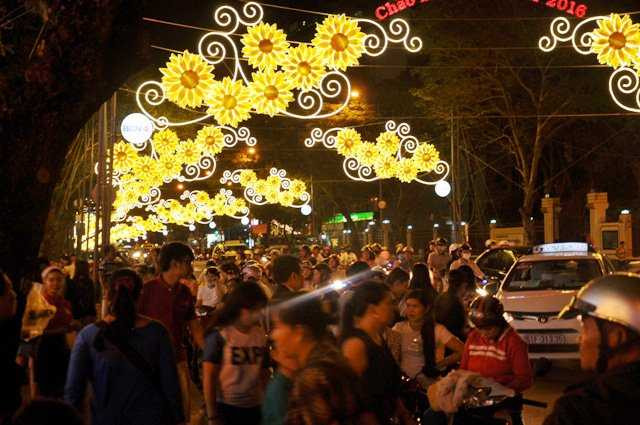 “Trong tiết trời se lạnh vừa ngắm đường phố đẹp lung linh lúc lên đèn vừa dạo bộ tung tăng cảm giác rất tuyệt vời”, chị Nguyễn Thị Lan cho biết.