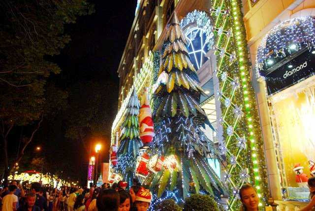 Các tuyến đường trung tâm TP.HCM được trang trí ánh đèn nhân dịp Giáng sinh và chúc mừng năm mới 2016.