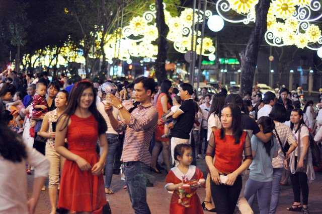 Nhiều người cũng đổ về các tòa nhà trung tâm ở TPHCM để tham quan, chup ảnh.