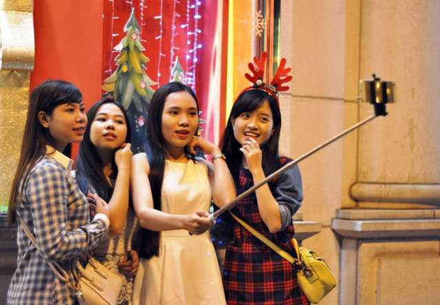 Người Sài Gòn háo hức xuống phố đón Noel sớm