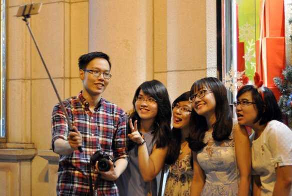 Nhiều bạn trẻ với gậy “tự sướng” ghi lại khoảnh khắc đẹp.