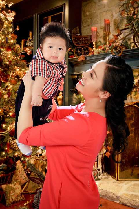 Chỉ 3 tháng sau khi sinh con Nhật Kim Anh đã tái xuất showbiz dáng gọn gàng như thời gái son. Cô cũng thể hiện sự đảm đang của người mẹ khi cậu quý tử khỏe mạnh, kháu khỉnh.