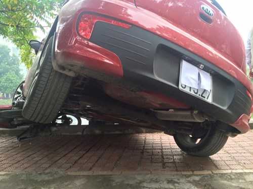 Sự việc xảy ra vào khoảng 12h ngày 23/12 tại khu vực hồ Láng Thượng (Đống Đa, Hà Nội). Vào thời điểm trên, người phụ nữ khoảng 40 tuổi điều khiển chiếc xe ô tô màu đỏ vào khu vực cổng sau Bệnh viện Phụ sản Hà Nội. 