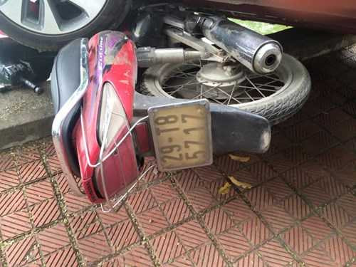 Rất may thời điểm xảy ra vụ tai nạn không ai bị thương, người phụ nữ điều khiển xe ô tô hốt hoảng nhảy ra ngoài. Tại hiện trường chiếc xe máy bị ô tô đè hư hỏng, phần đầu chiếc ô tô chênh vênh ngoài hồ nước.