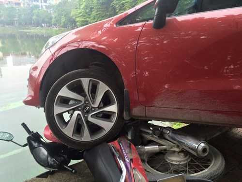 Hiện xe cứu hộ đang tiến hành kéo chiếc chiếc xe ô tô vào trong.