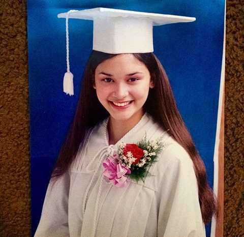 Tân hoa hậu hoàn vũ xinh đẹp rạng ngời trong ngày tốt nghiệp Đại học. 