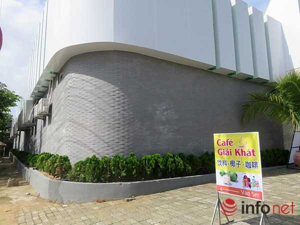 ... xây dựng theo kiểu kín cổng cao tường, nhìn bên ngoài cứ như một cái lô cốt!