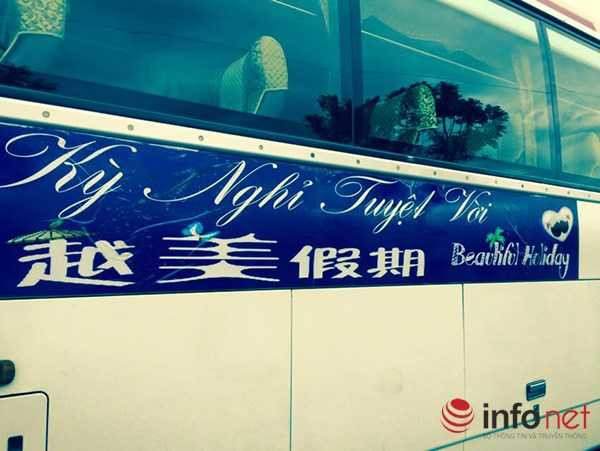 được xe của Công ty du lịch Kỳ nghỉ tuyệt vời đưa đến mua sắm tại showroom H.A Cao su thiên nhiên ở 148 Xuân Thủy (Ảnh do độc giả Nguyễn Nho Văn Khanh cung cấp)