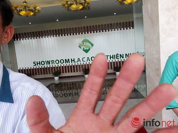 Và chặn không cho chụp ảnh