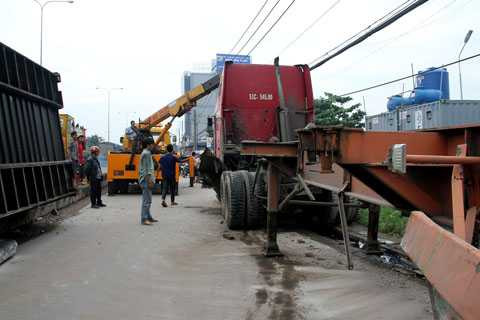 Lực lượng chức năng cứu hộ phương tiện gặp nạn Lực lượng chức năng cứu hộ phương tiện gặp nạn