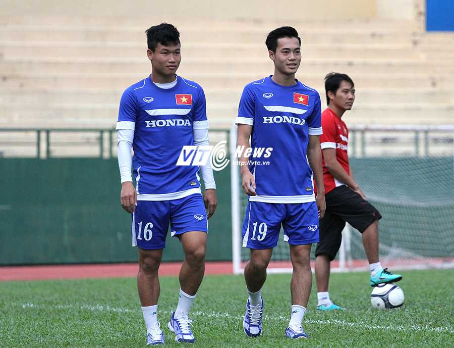 Đông Triều đang bị căng cơ sau chân trái, trong khi Văn Toàn đang có vấn đề ở cổ chân (ảnh: Hoàng Tùng)