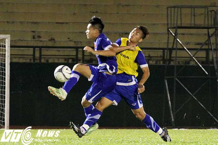 BHL U23 Việt Nam nhắc nhở các cầu thủ tránh tối đa các pha va chạm quyết liệt quá mức cần thiết (ảnh: Hoàng Tùng)