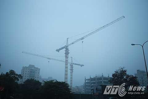 Tuy nhiên, theo ghi nhận của PV thì sáng nay ngày 24/12, hiện tượng sương mù dày đặc xuất hiện đã xuất hiện, bao phù toàn bộ khu vực trung tâm Tp Hà Nội.