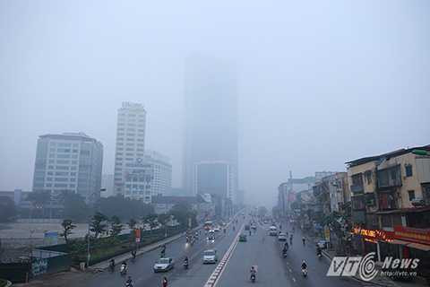 Những tòa nhà cao tầng ở Hà Nội như Keangnam, Lotte dần dần biến mất trong làn sương mù trắng.