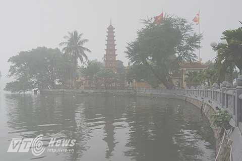 Hồ Tây, chùa Trấn Quốc cũng chìm trong một làn sương mờ ảo.