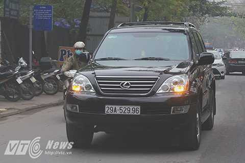 Nhiều phương tiện Ôtô, xe máy lưu thông trên đường phải bật đèn phá sương để di chuyển.