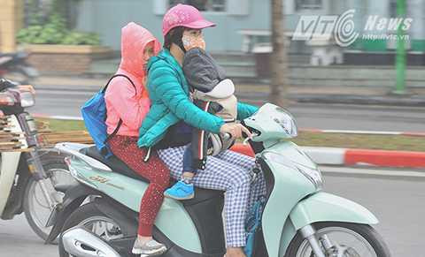 Do sương sớm kèm độ ẩm cao nên nhiều người ra đường có thể cảm nhận rõ cái lạnh buốt giá.