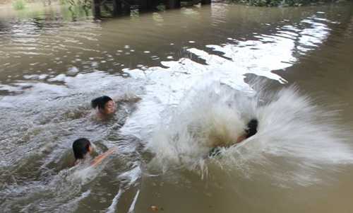 Anh Thiết đi làm đồng về thì phát hiện cả 3 con đều đúôi nước, tử vong (Ảnh minh hoạ)