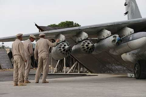 Chuyên gia kiểm tra các bộ phận của máy bay trước khi xuất kích