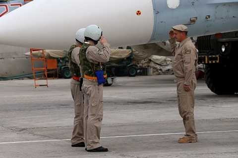 Phi công Nga tại căn cứ quân sự ở Syria