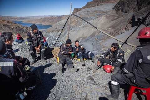 Phút nghỉ ngơi của những người tìm vàng