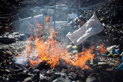 Người dân phải đốt rác ở khu vực phía ngoài thành phố