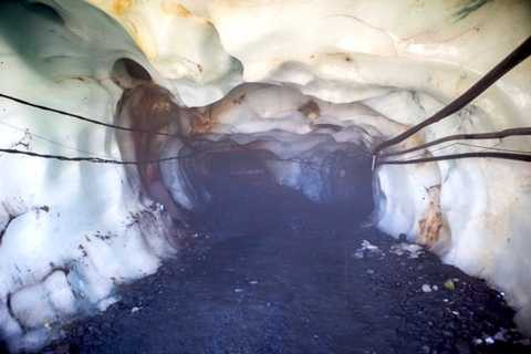 Kinh tế chủ yếu của thành phố này dựa vào các mỏ vàng ẩn sâu dưới những lớp băng giá