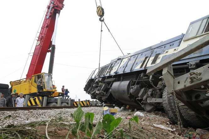 Do trọng lượng phần đầu tàu quá nặng nên một cẩu không thể kéo lên được