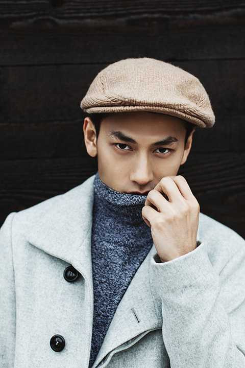 Chọn cho mình phong cách đơn giản, Isaac trở thành quý ông thanh lịch với tone màu xám ghi đen mạnh mẽ và đầy sức hút.