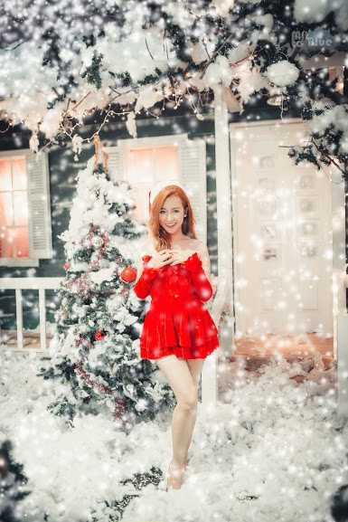 Tuổi thơ của Trang Moon là một cô bé nghịch ngợm. Một thời gian, gia đình Trang gặp khó khăn, cô phải vừa học, vừa đi làm thêm để kiếm tiền phụ giúp bố mẹ.