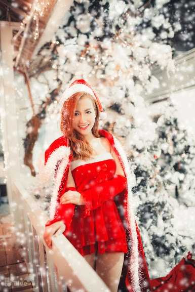 Tuổi thơ của Trang Moon là một cô bé nghịch ngợm. Một thời gian, gia đình Trang gặp khó khăn, cô phải vừa học, vừa đi làm thêm để kiếm tiền phụ giúp bố mẹ.