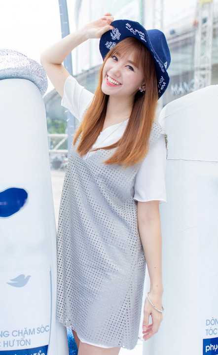 Dịp lễ Giáng Sinh năm nay, Hari Won tiết lộ, cô sẽ cố gắng dành thời gian để ở bên người yêu Tiến Đạt, đồng thời cũng muốn gửi những lời chúc yêu thương tới người thân, bạn bè và khán giả đã ủng hộ cô suốt thời gian qua.