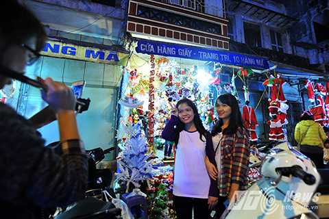 Ngày lễ Noel còn là dịp để các bạn trẻ tụ tập, hòa mình vào không khí nhộn nhịp của Giáng sinh dưới ánh đèn lộng lẫy trên đường phố.