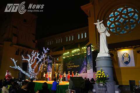 Nhà thờ của Bắc ở Hà Nội, rộn ràng ánh nến, ánh đèn và tiếng nhạc thánh ca mừng ngày lễ Noel.