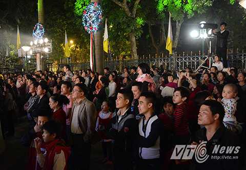 Buổi biểu diễn thu hút được sự quan tâm của rất đông người dân.