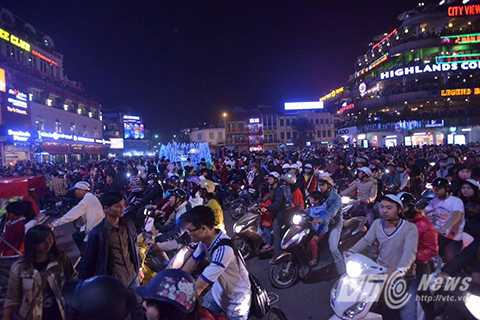 Thời điểm 22 giờ 30 phút ngày 24/12, tại khu vực trung tâm bờ hồ Hoàn Kiếm vẫn có một lượng lớn người dân đổ về đây đi chơi Noel.