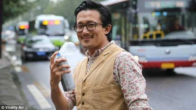 Một người đàn ông Trung Quốc sử dụng sản phẩm không khí sạch đóng chai của Vitality Air