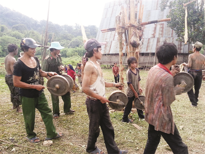 Múa hát xung quanh cây nêu khi đang tế thần