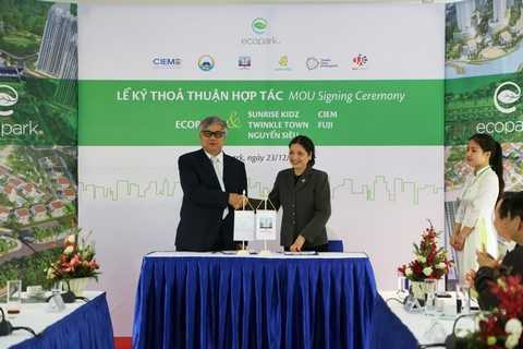 Ông Đào Ngọc Thanh – TGĐ Công ty Vihajico (Ecopark) và Bà Dương Thị Thịnh - Phó Chủ tịch HĐQT & Hiệu Trưởng Trường Nguyễn Siêu vui mừng vì sự hợp tác tốt đẹp giữa 2 bên Ông Đào Ngọc Thanh – TGĐ Công ty Vihajico (Ecopark) và Bà Dương Thị Thịnh - Phó Chủ tịch HĐQT & Hiệu Trưởng Trường Nguyễn Siêu vui mừng vì sự hợp tác tốt đẹp giữa 2 bên